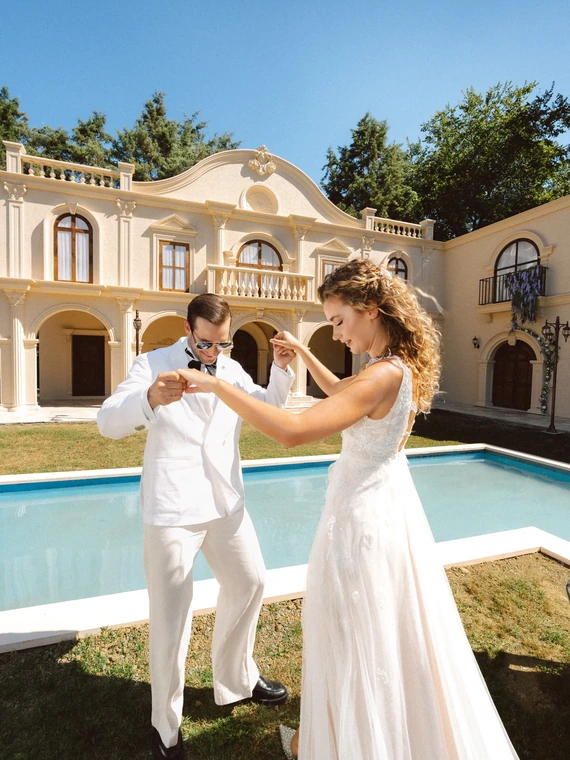 Havuz başında dans eden gelin ve damat