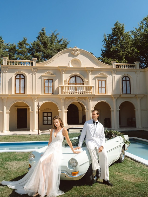 Klasik cabrio otomobilin yanında gelin ve damat