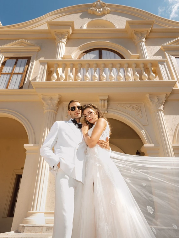 Görkemli villa cephesi önünde gelin ve damat