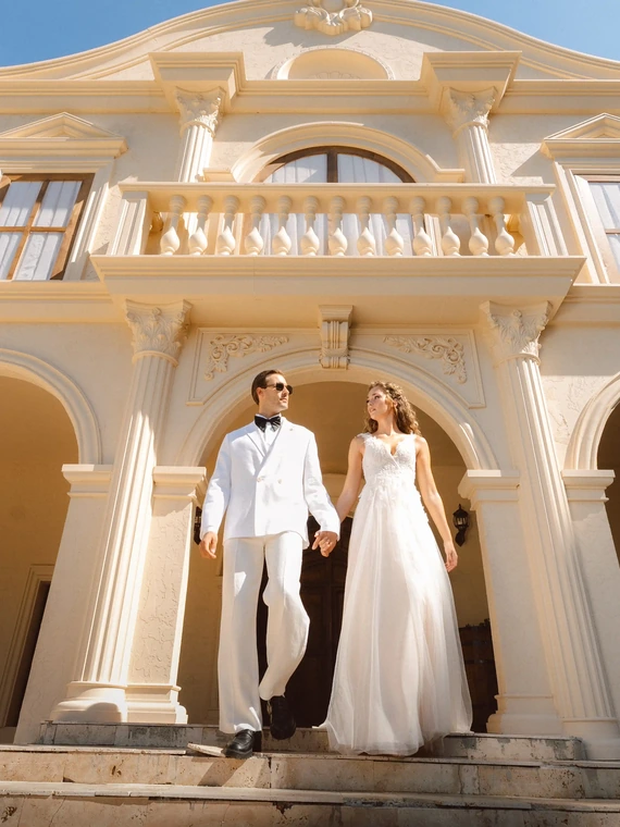 Villa merdivenlerinden el ele inen gelin ve damat