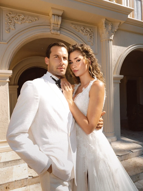 Villa avlusundaki taş kemerlerin önünde gelin ve damat