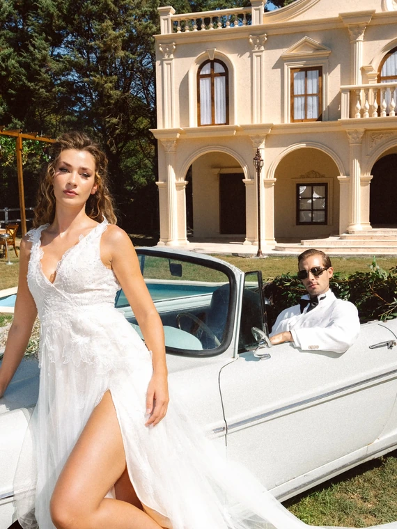 Klasik cabrio otomobil ve villa önünde gelin ve damat
