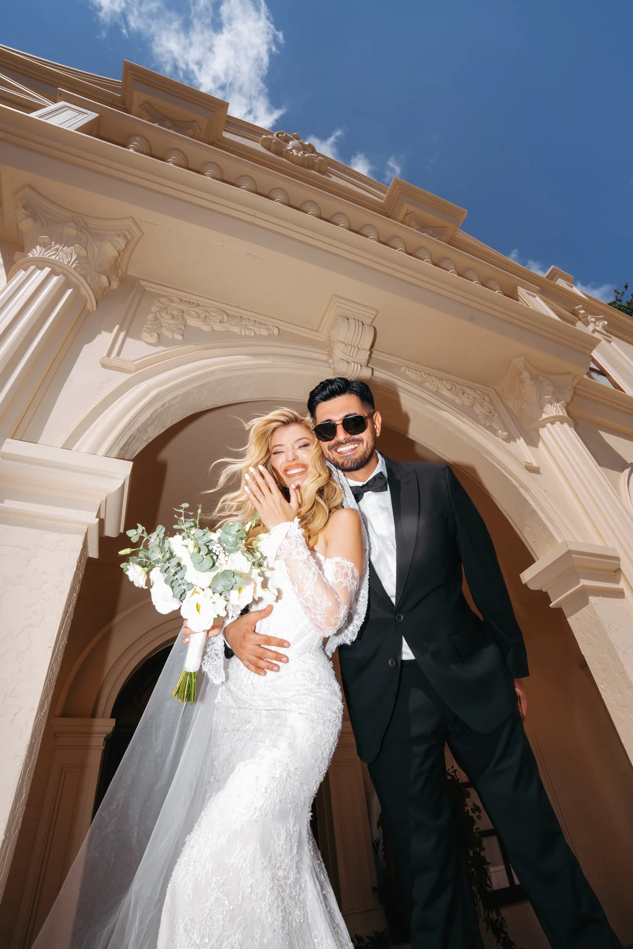 İtalya köşkünün önünde gelin ve damat