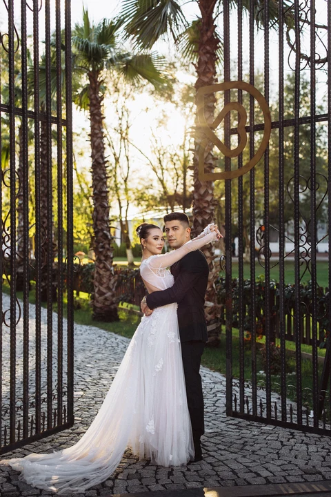 Platonun giriş kapısında gelin ve damat