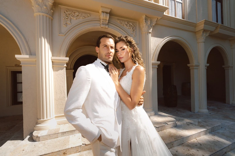 Sütunlu revakta yan yana poz veren gelin ve damat
